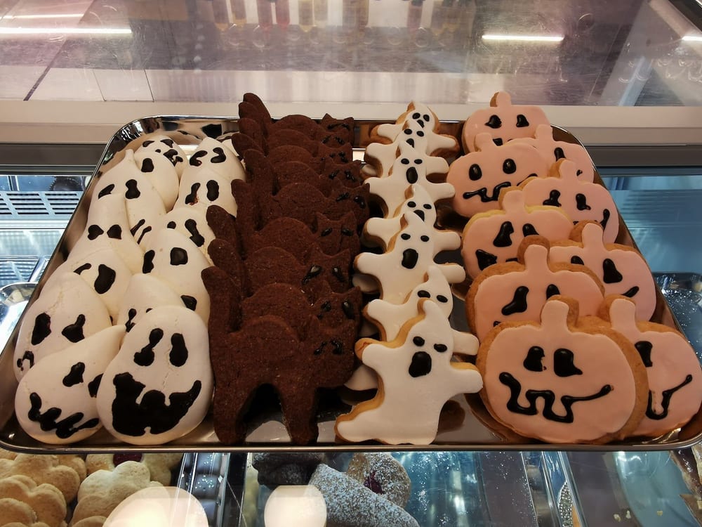 Biscotti di Halloween glassati: fantasmi, zucche e gatti neri.