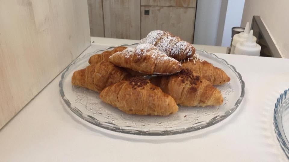 I cornetti sull'alzata di vetro col velo di zucchero.