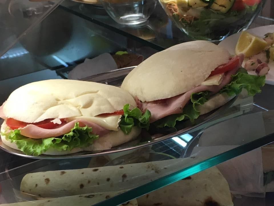 I panini farciti nella vetrina della tavola fredda.