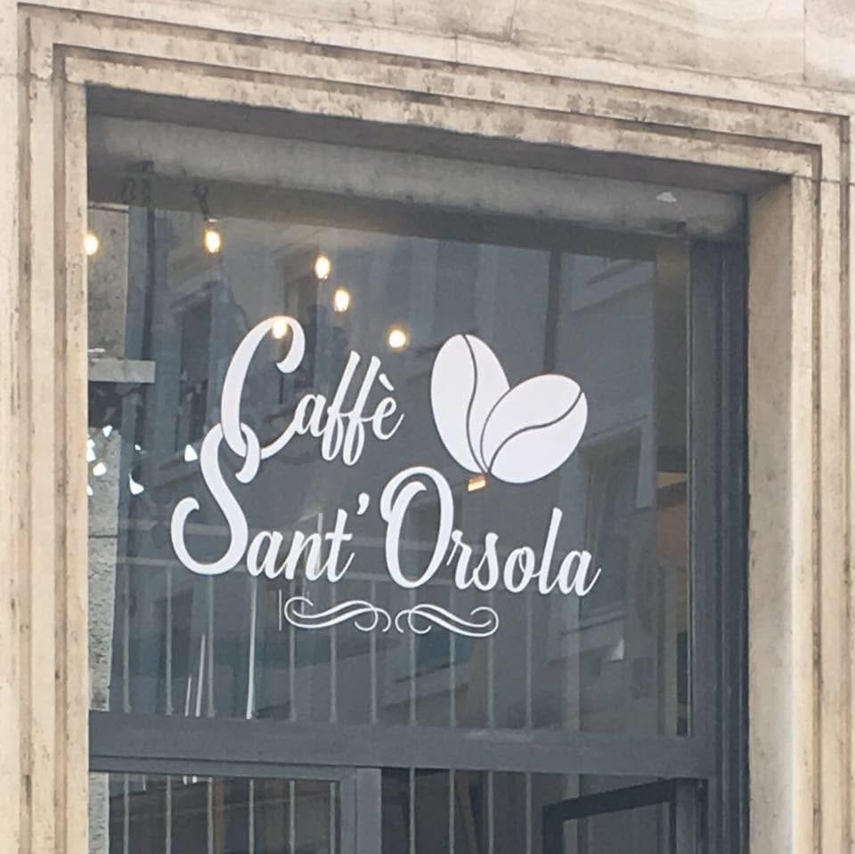 La vetrina scura nella cornice di pietra, con la scritta Caffè Sant'Orsola e i due chicchi.