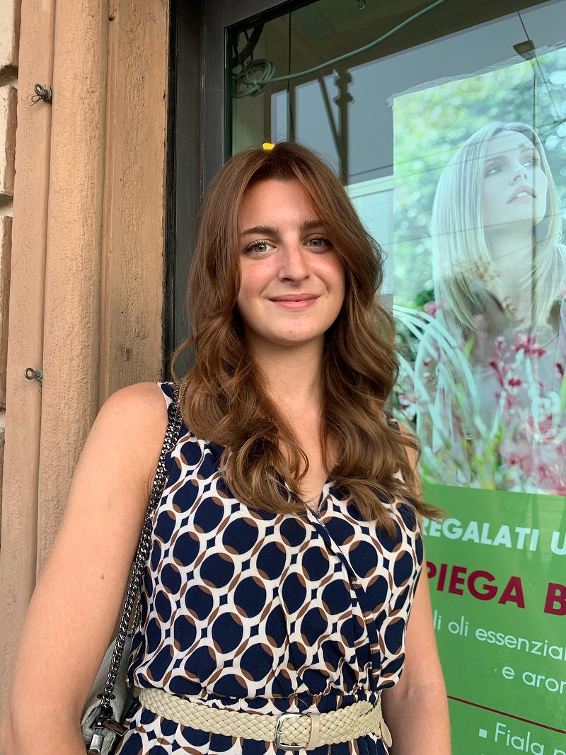 Piega morbida su capelli castani