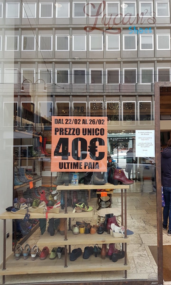 Il banco delle scarpe a un prezzo giusto