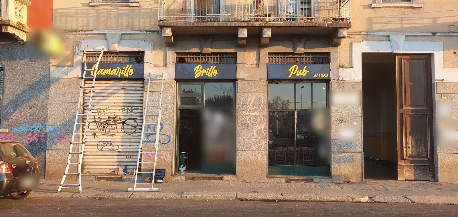 La facciata in Via Lodovico il Moro 83 con le tre insegne blu: Camarillo, Brillo, Pub dal 1982