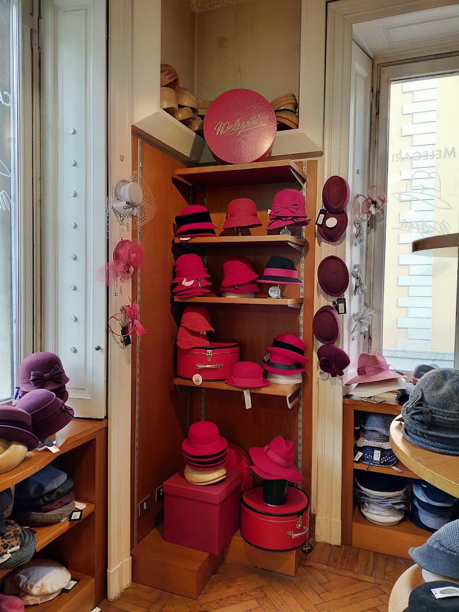 Cappelli cloche da donna in feltro colorato