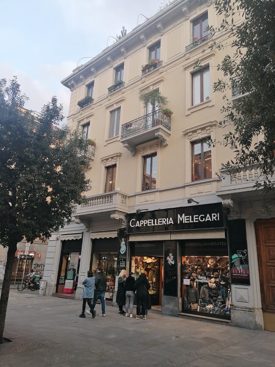 La facciata del negozio di giorno