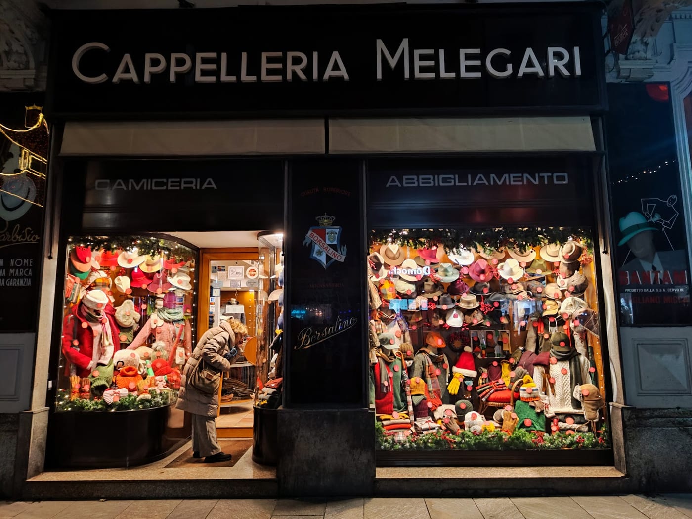 La storica vetrina della Cappelleria Melegari con l'insegna