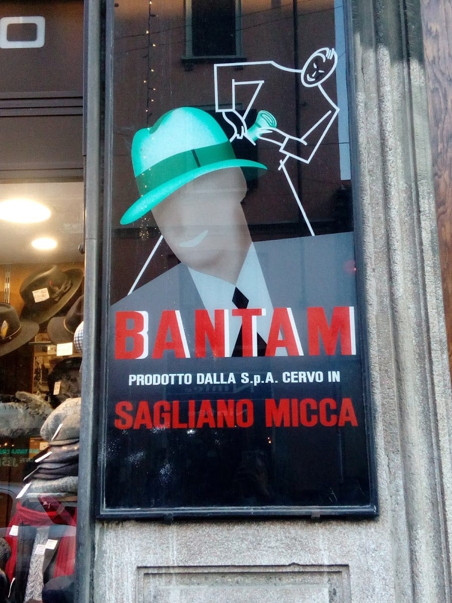 Manifesto pubblicitario d'epoca in vetrina