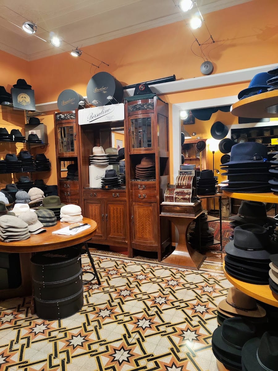 L'interno storico del negozio