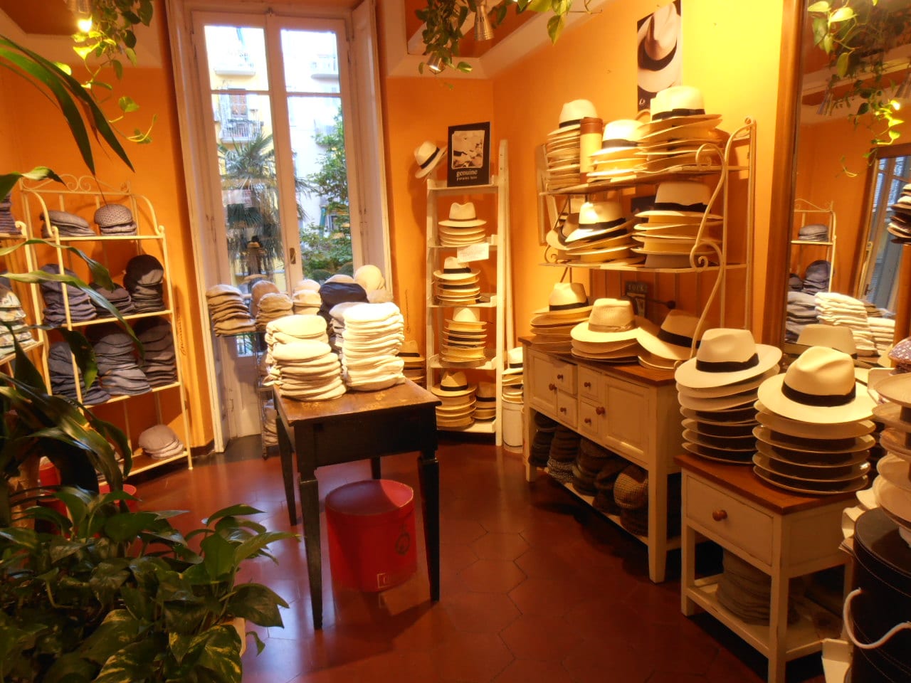 Gli scaffali di cappelli su misura
