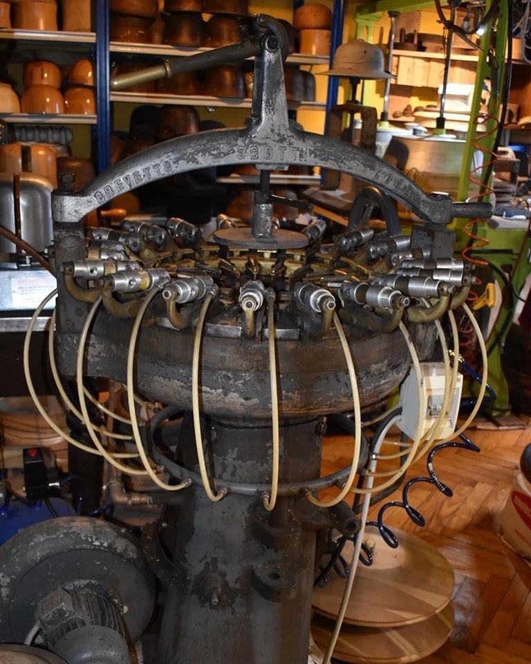 Antica macchina per la lavorazione dei cappelli