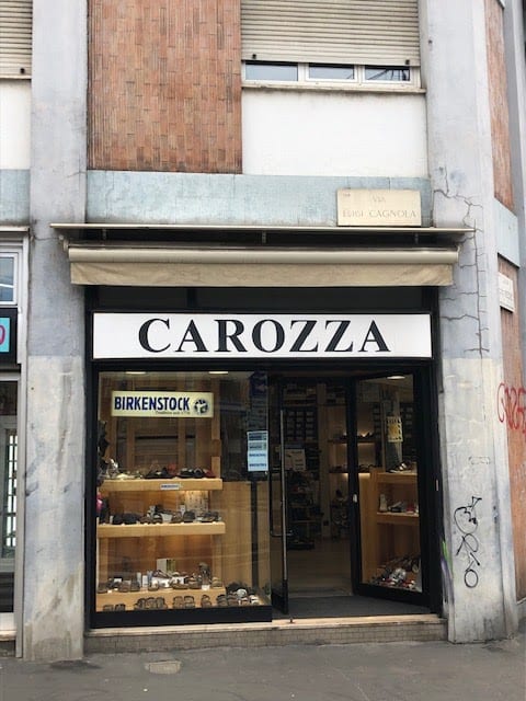 La vetrina storica di Carozza Calzature