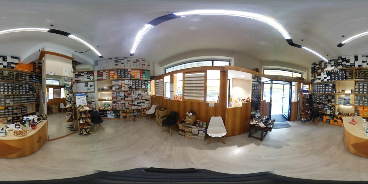 L'interno del negozio con gli scaffali