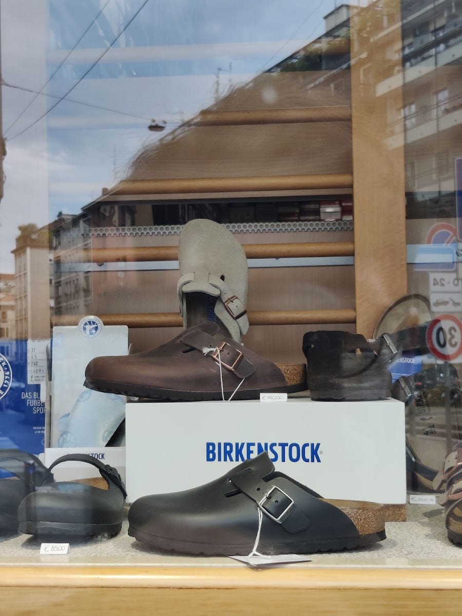Vetrina con stivali e Birkenstock