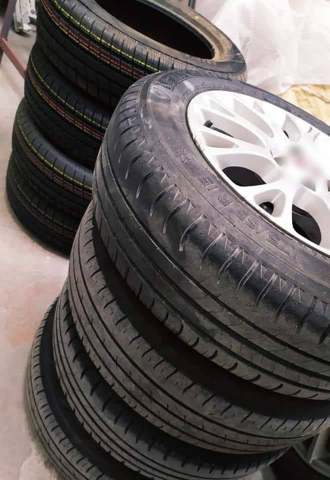 Gomme impilate, una montata su un cerchio bianco