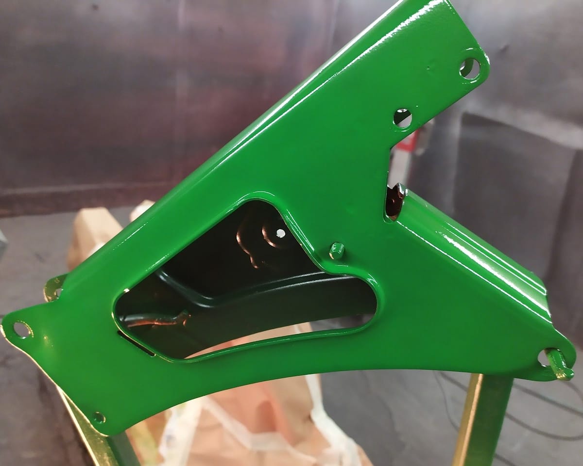 Il telaio di una moto verniciato di verde lucido