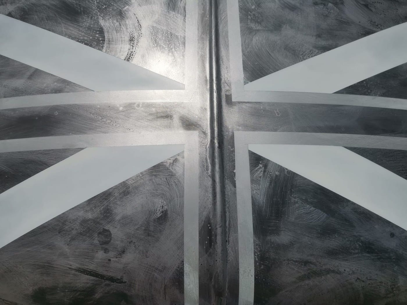 Il tetto di una Mini con la Union Jack mascherata a nastro, prima dell'ultima mano
