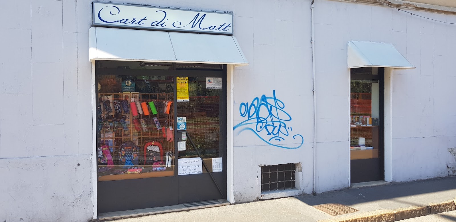 La vetrina di Cart di Matt con l'insegna in corsivo blu sulla tenda bianca e il cartello dei servizi accanto alla porta