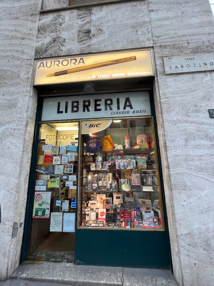 La vetrina storica della Cartoleria Boati in Viale Sabotino