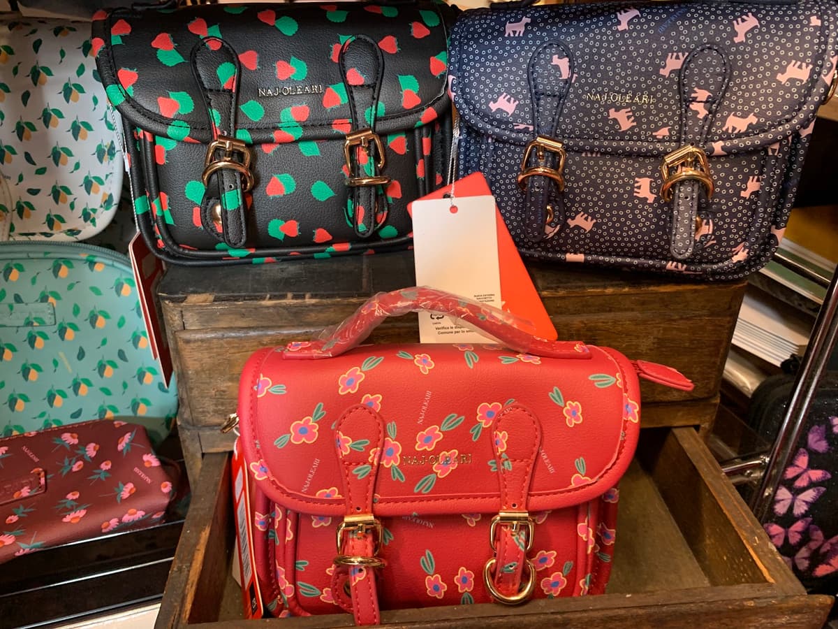 Borse Naj Oleari a fiori e a cuori in vetrina