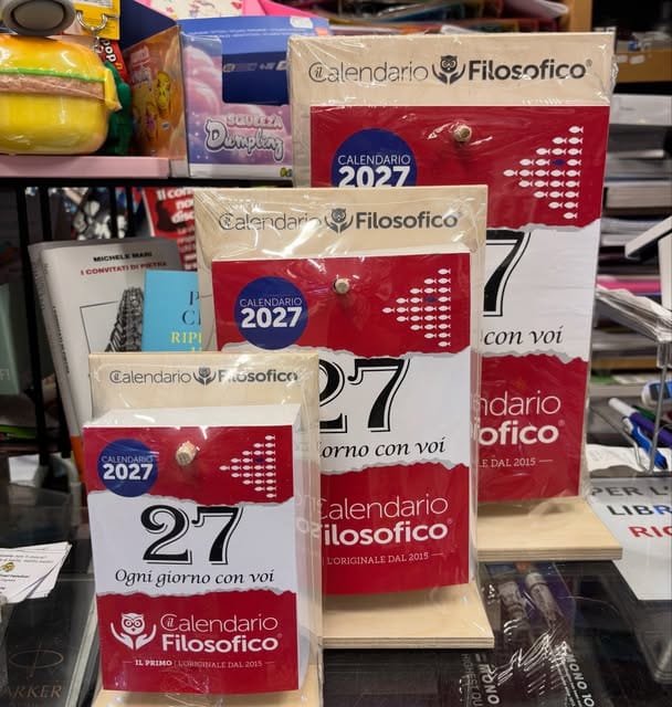 I Calendari Filosofici 2027 esposti sul banco