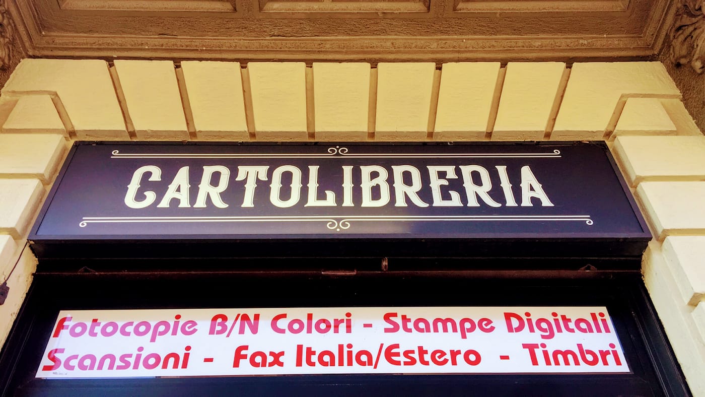 L'insegna viola Cartolibreria con la fascia dei servizi: copie bianco e nero e colori, stampe digitali, scansioni, fax Italia ed estero, timbri