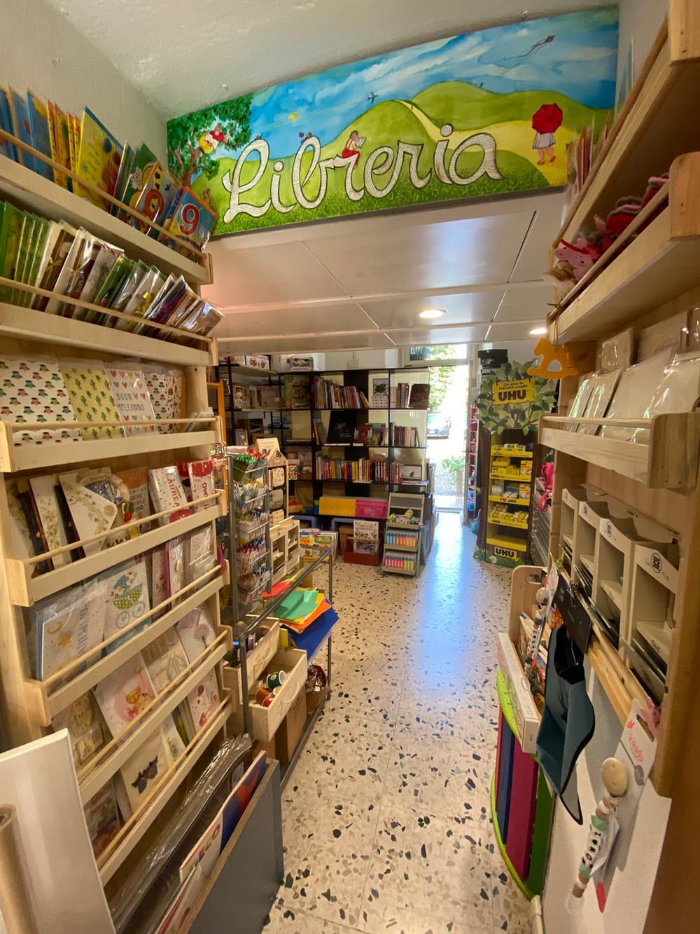La scritta Libreria dipinta in verde sopra gli scaffali