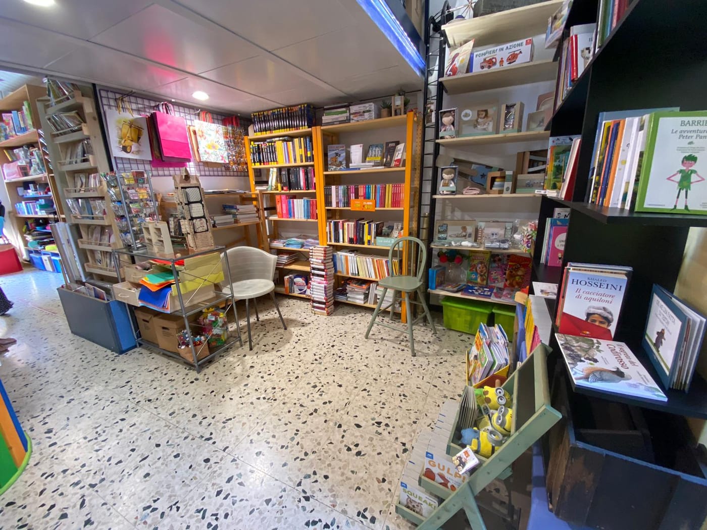 L'angolo Libreria della cartolibreria con gli scaffali di libri e una poltroncina
