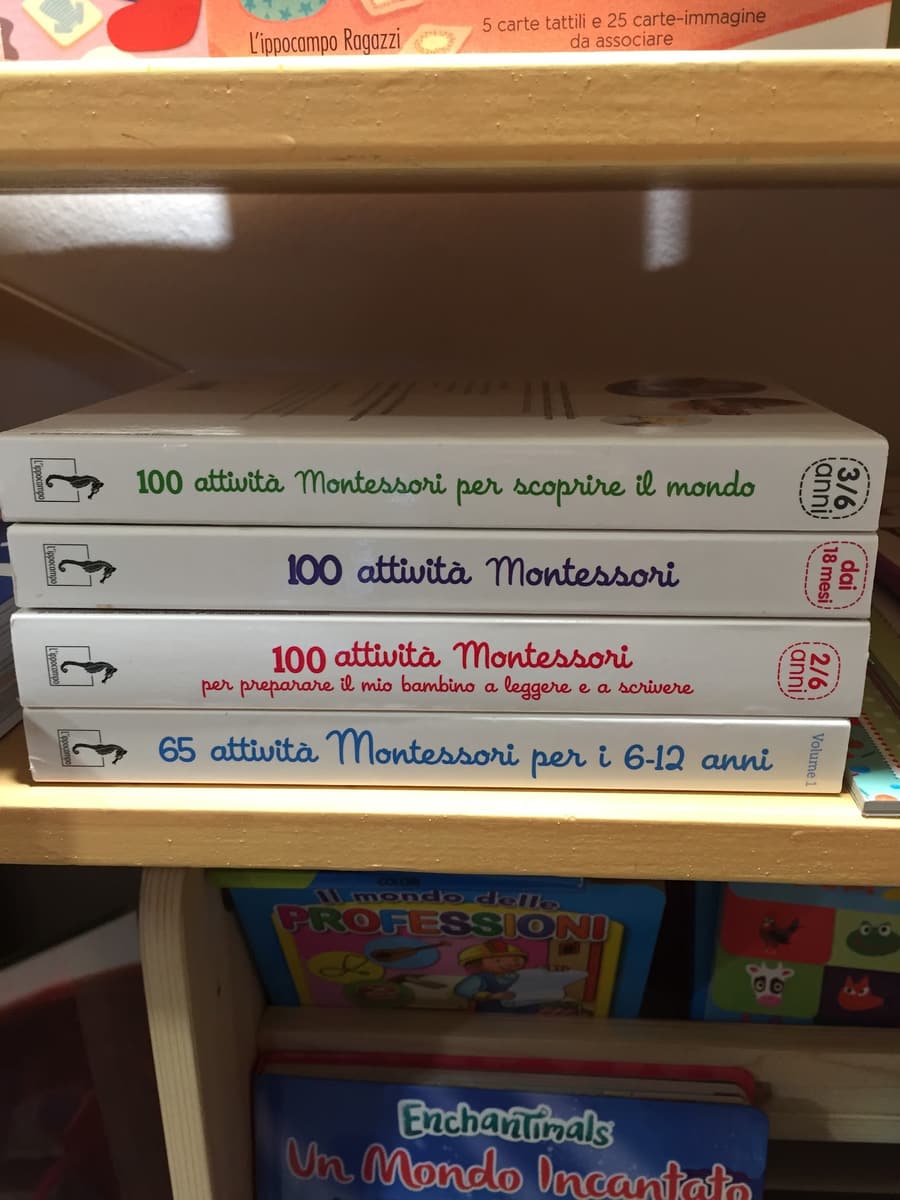Una pila di libri di attività Montessori