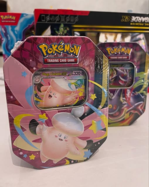 Scatole di carte Pokémon sullo scaffale