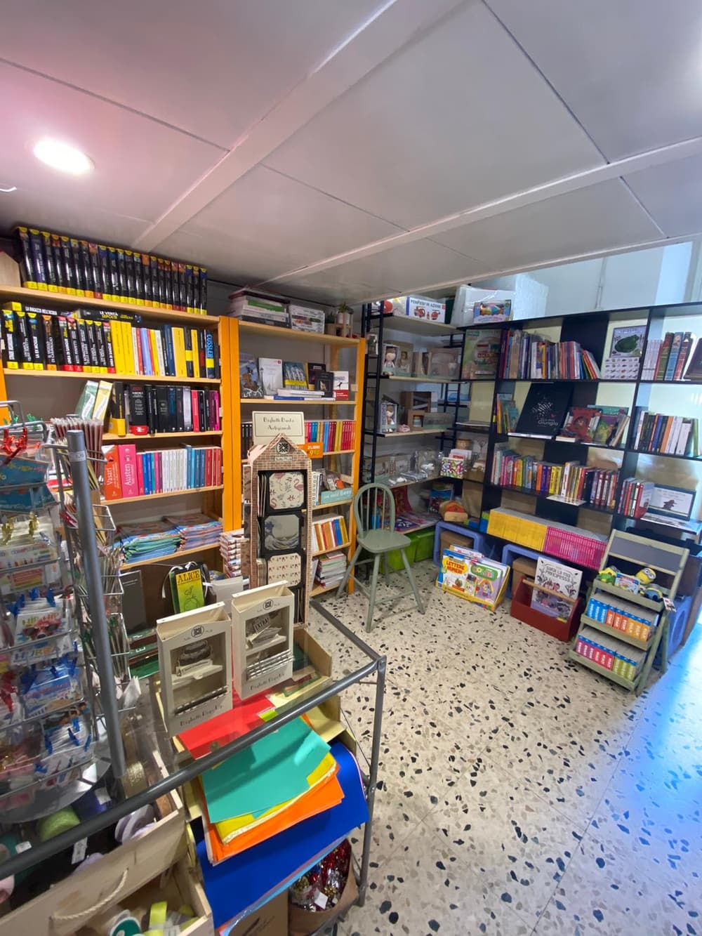 Gli scaffali dei libri e dei quaderni