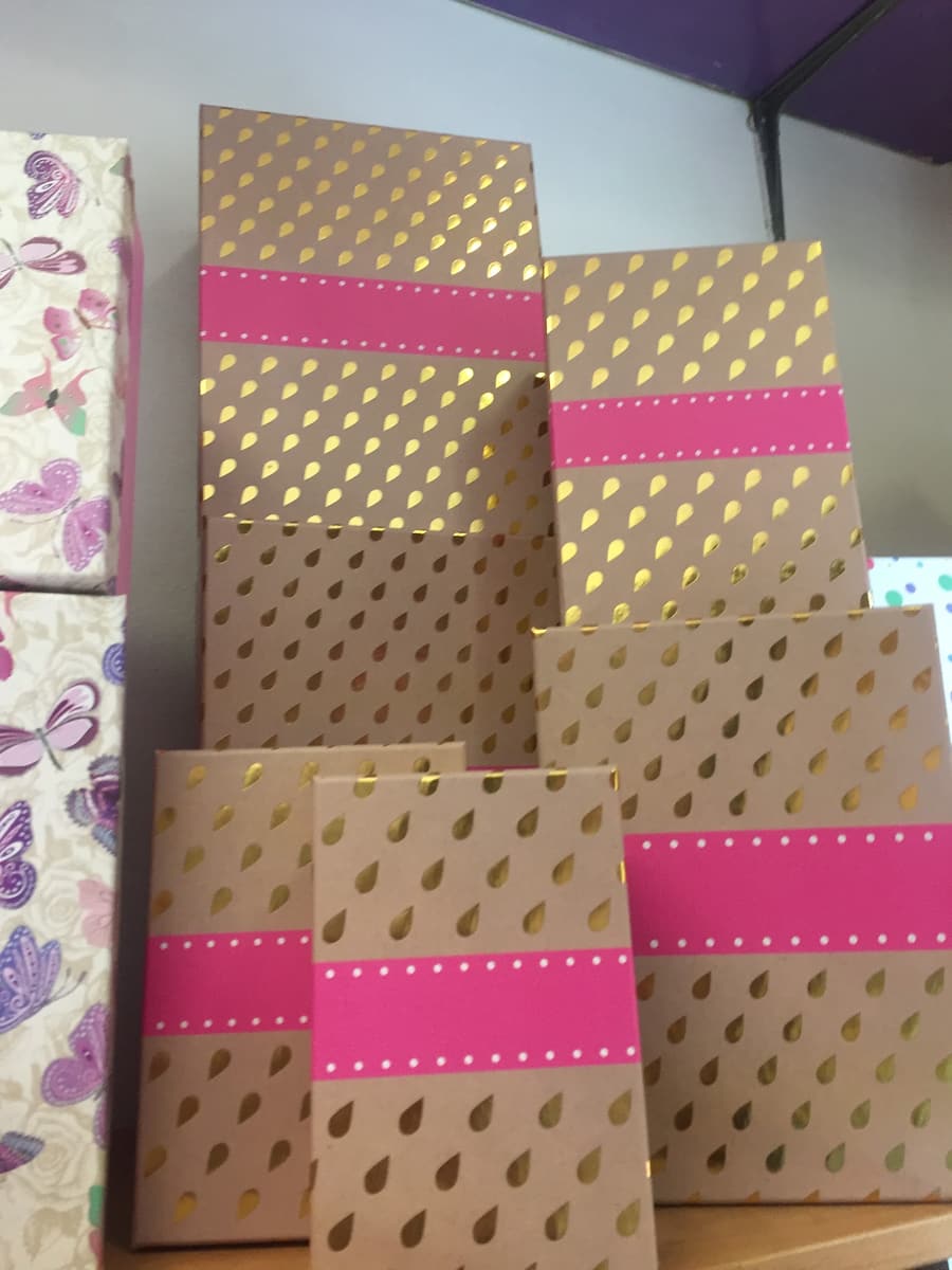 Scatole regalo con i pois dorati e il nastro rosa