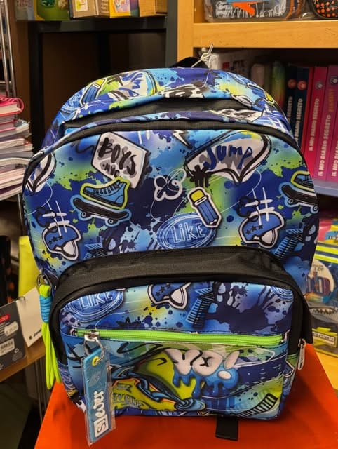 Uno zaino Seven con i graffiti colorati