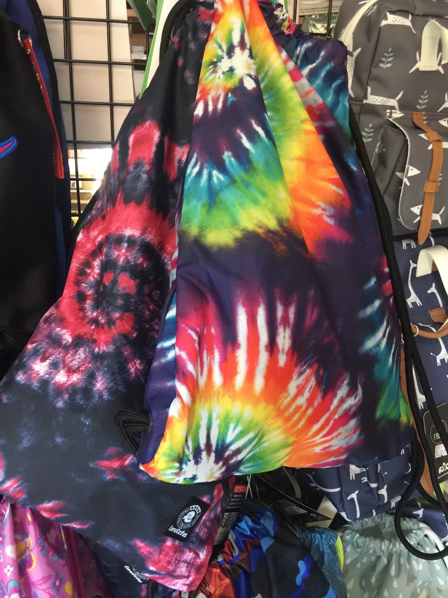 Uno zaino tie-dye a colori arcobaleno
