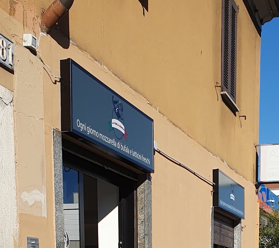 L'ingresso del caseificio in viale Monza con il numero civico 281 e l'insegna sopra la porta