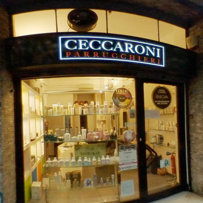La vetrina del salone di sera