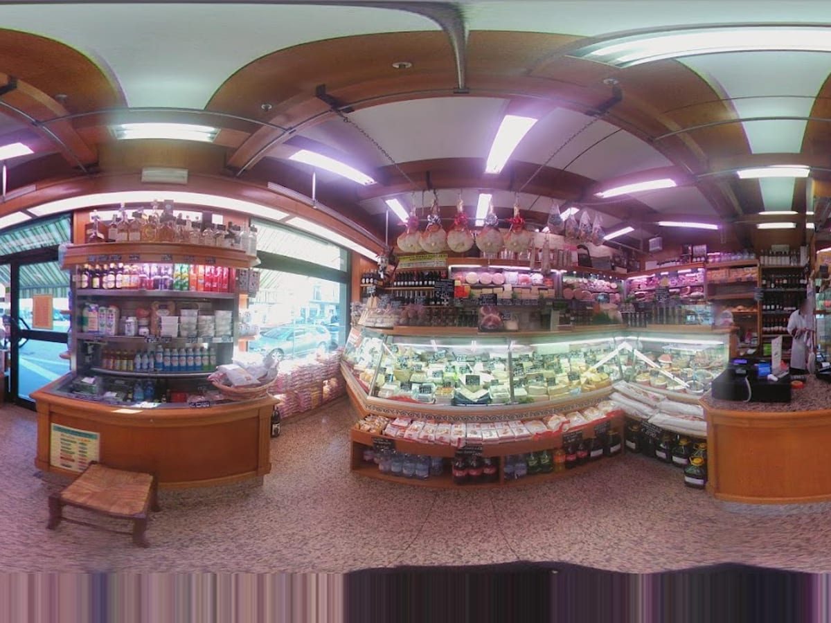L'interno della macelleria con i banchi pieni