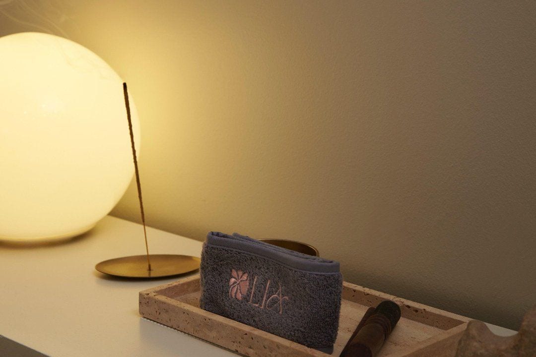 La lampada a sfera, l'incenso e l'asciugamano col nostro logo.