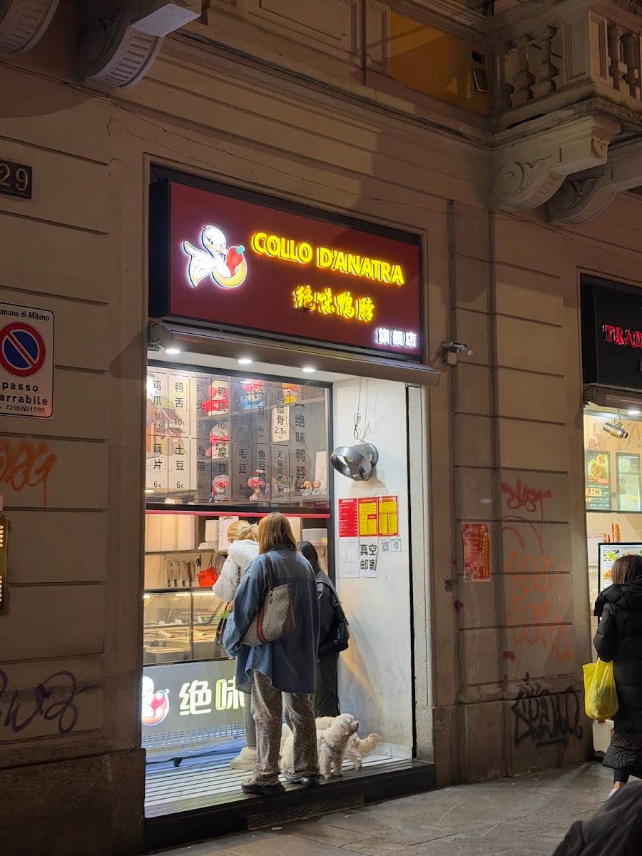 L'insegna al neon di sera