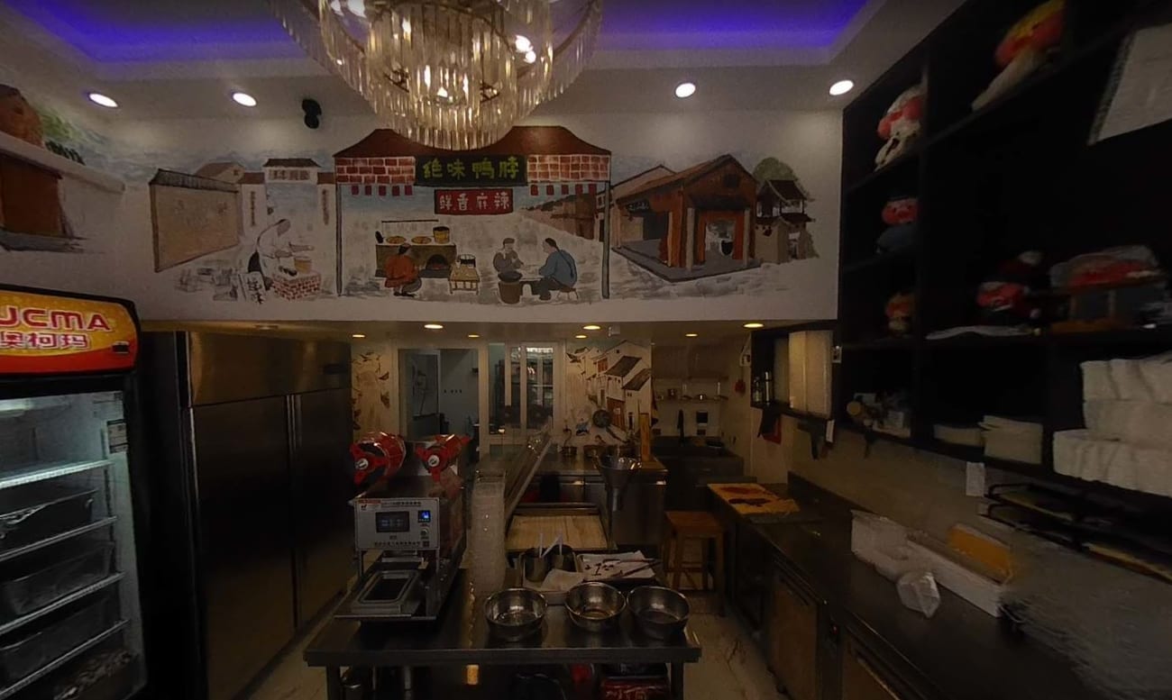 L'interno con il murale