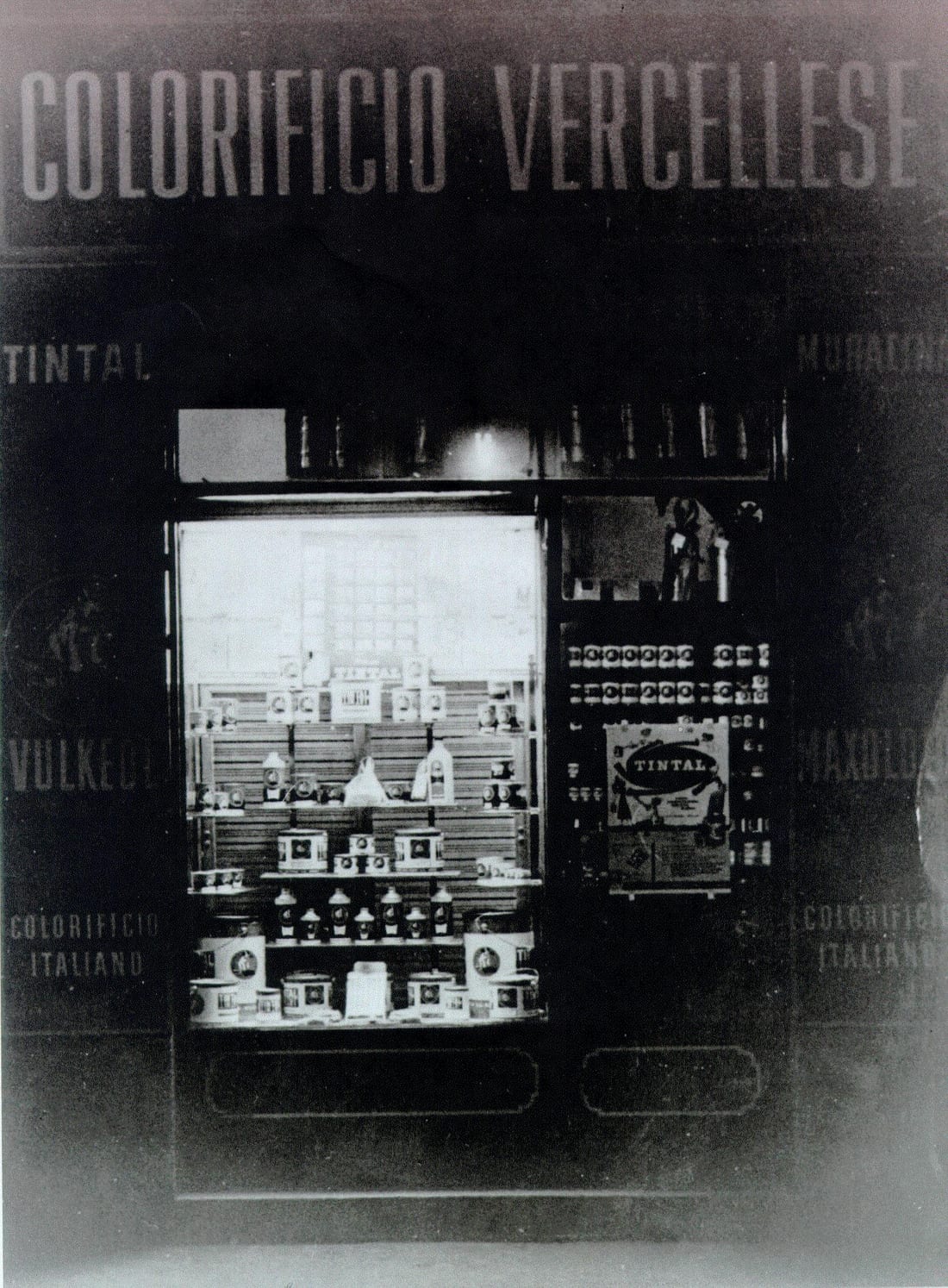La vetrina del Colorificio Vercellese nell'immediato dopoguerra, in bianco e nero