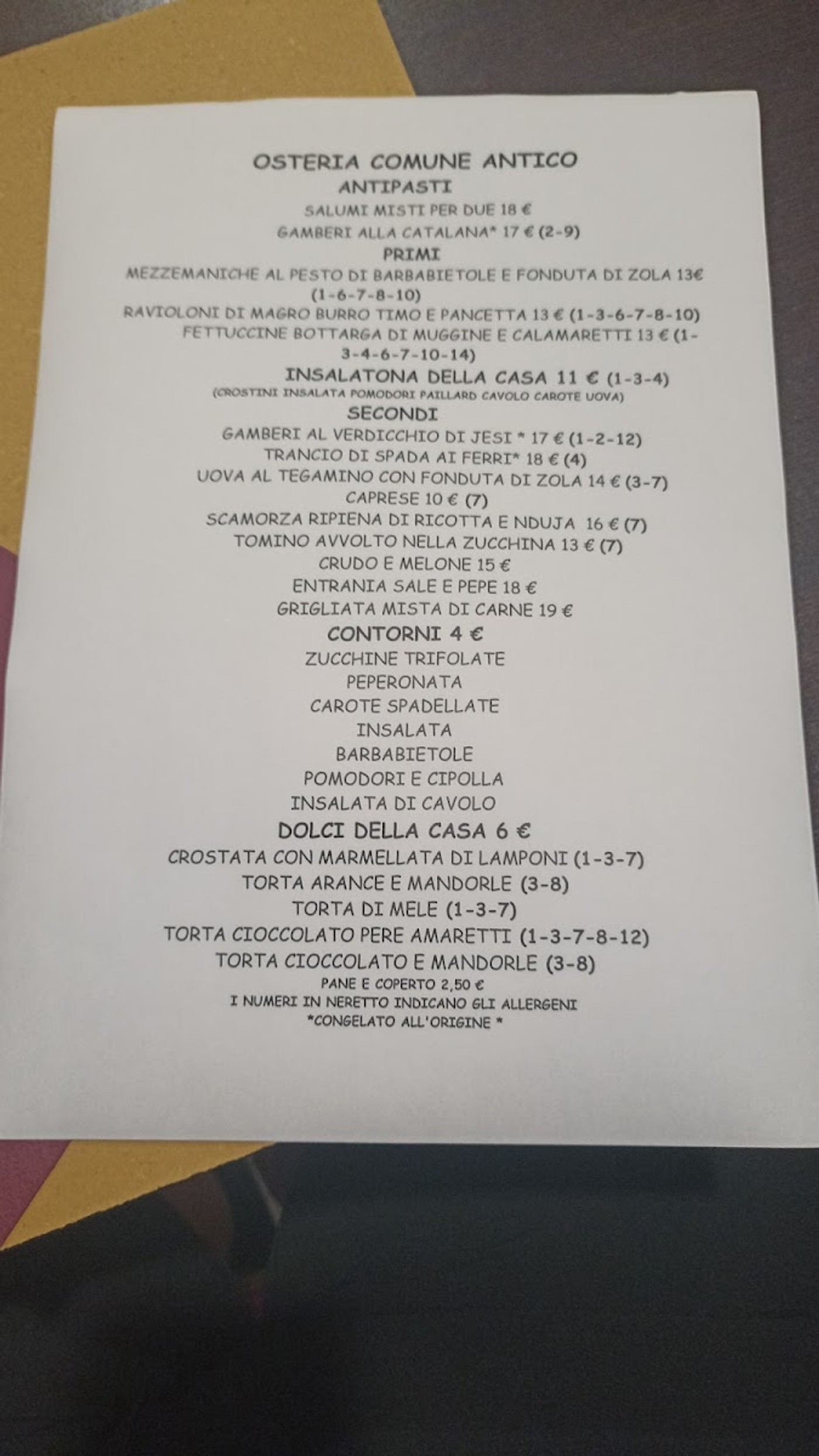 Il menu dell'osteria con i secondi, i contorni a 4 euro e i dolci della casa a 6 euro