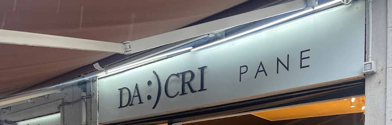 L'insegna: DA :) CRI — PANE, con una faccina sorridente al posto del punto