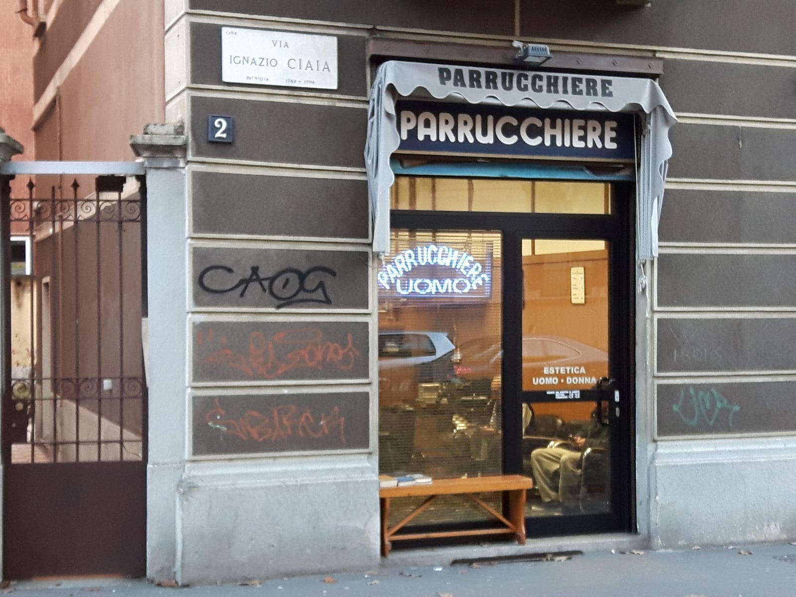 La vetrina del barbiere in Via Ignazio Ciaia 2, con l'insegna Parrucchiere