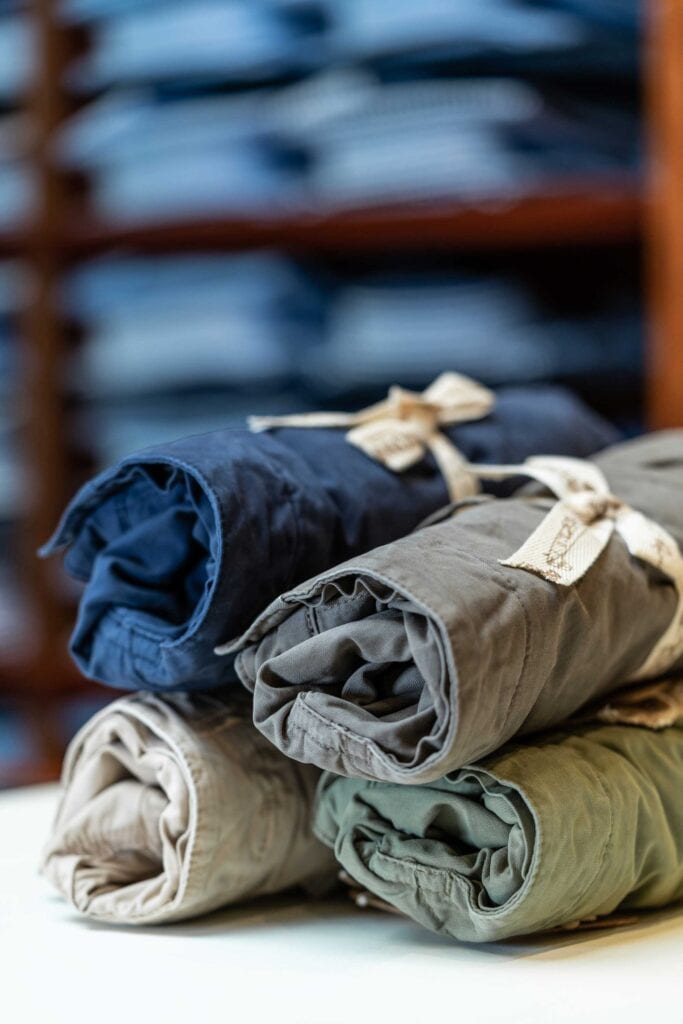 Pantaloni da uomo arrotolati e legati con nastro