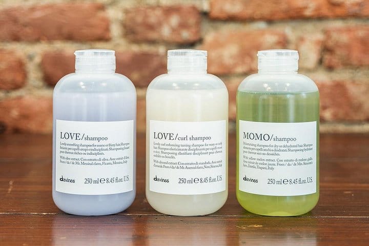 I prodotti Davines sul banco in legno