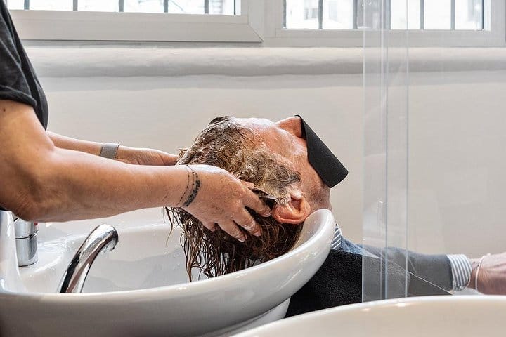 Il lavaggio: shampoo e massaggio al lavatesta