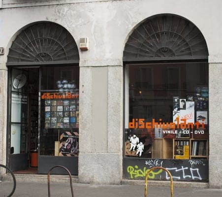 La facciata del negozio con le due arcate su Ripa di Porta Ticinese