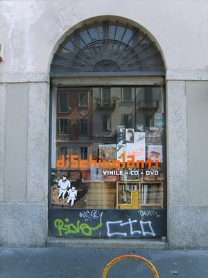 La vetrina ad arco con le copertine e il logo