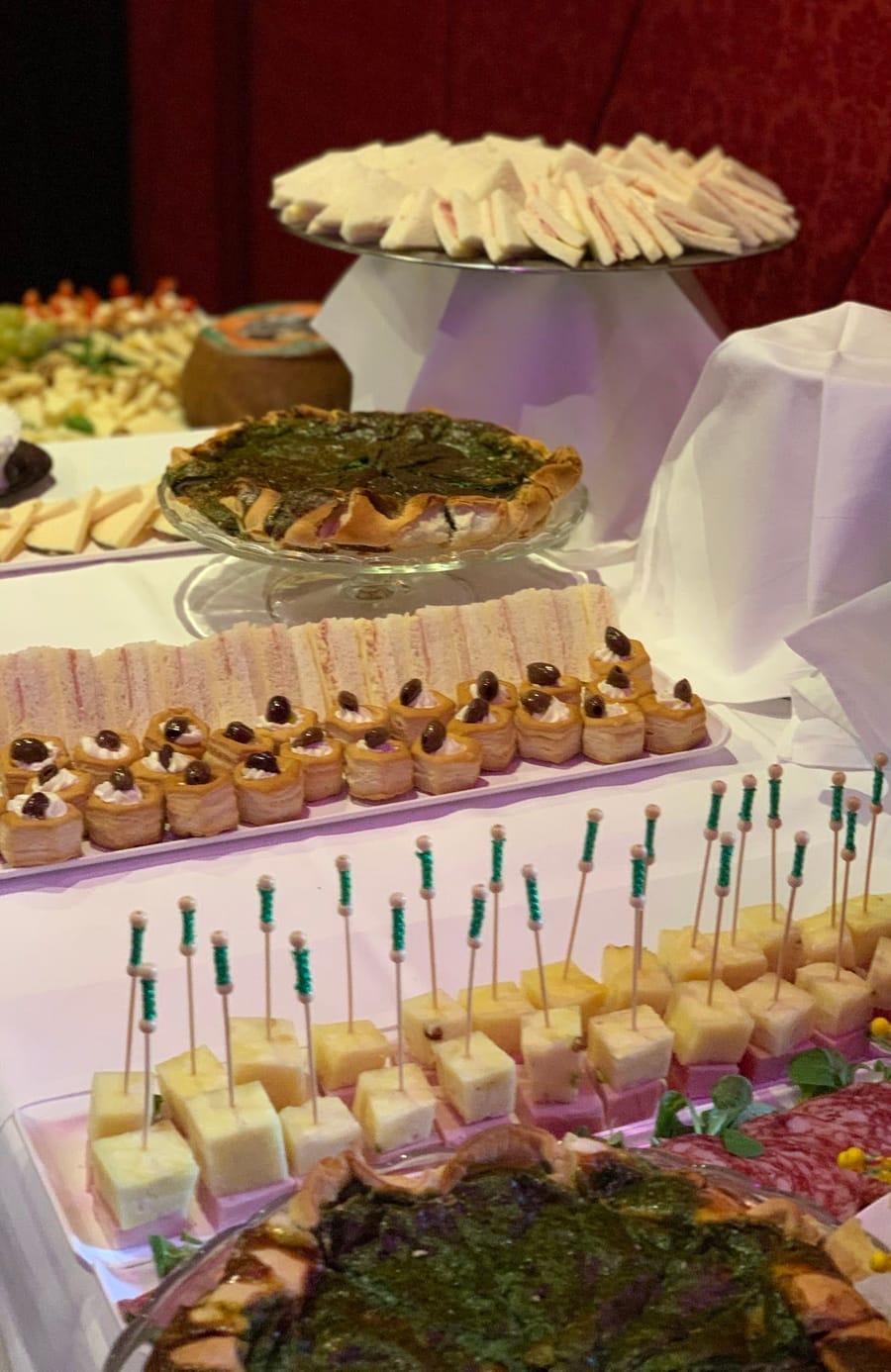 Il buffet di una festa: tartine, vol-au-vent, stuzzichini di formaggio, torte salate.