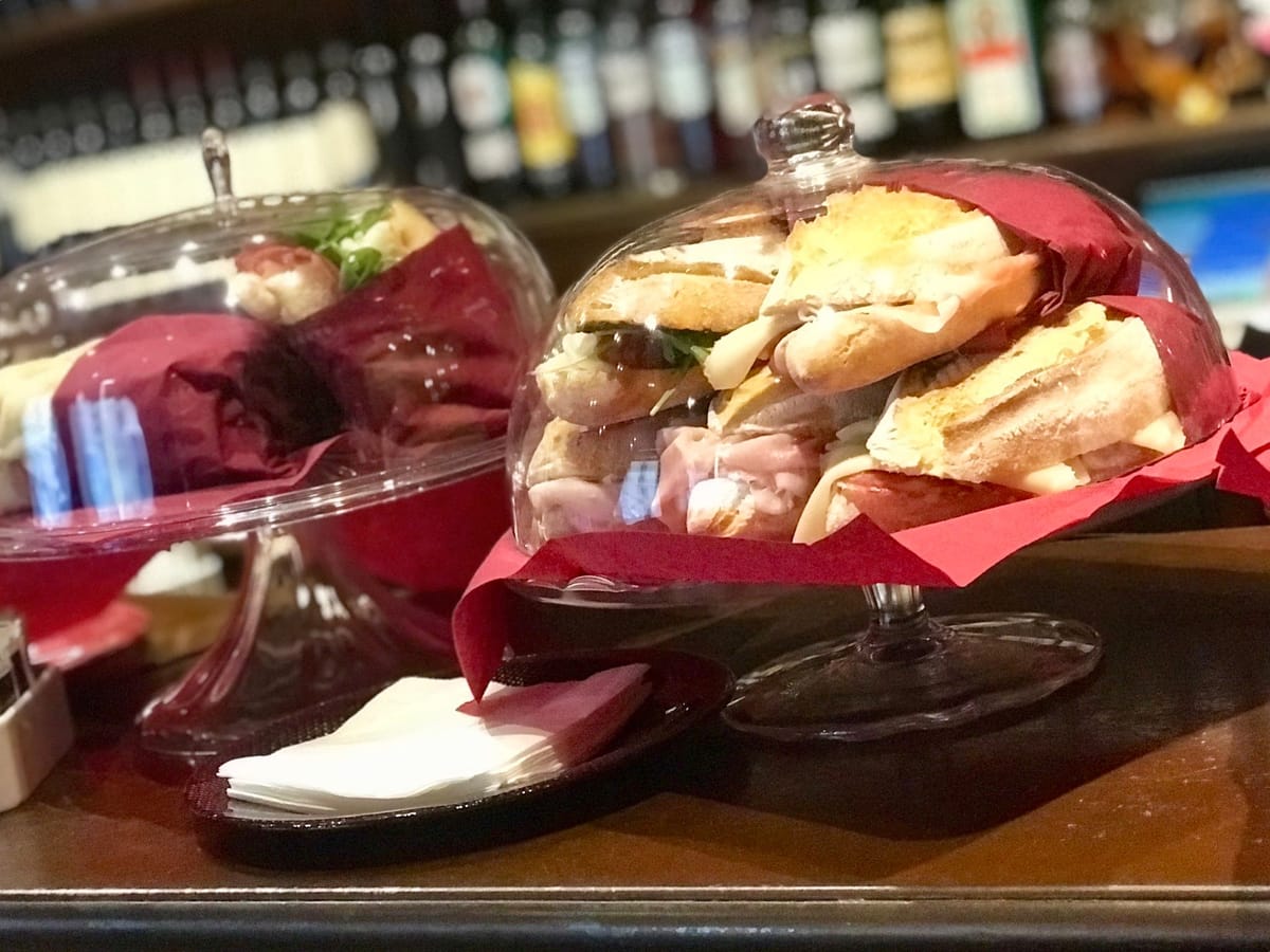 I panini sotto le campane di vetro, sul bancone.